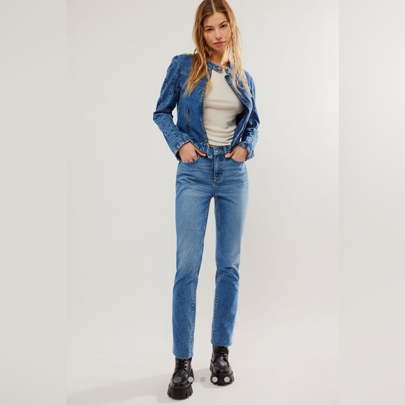 Free People CRVY stovepipe Leg Denim with Subtle Fading SOLD OUT NWT RARE Sz 35 - Picture 1 of 7